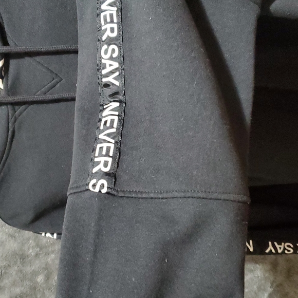 Sweater - Picture 4 of 9